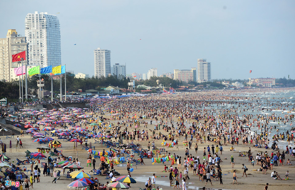 Hàng nghìn người nô đùa ở biển Vũng Tàu khi nhiệt độ gần 40 độ C